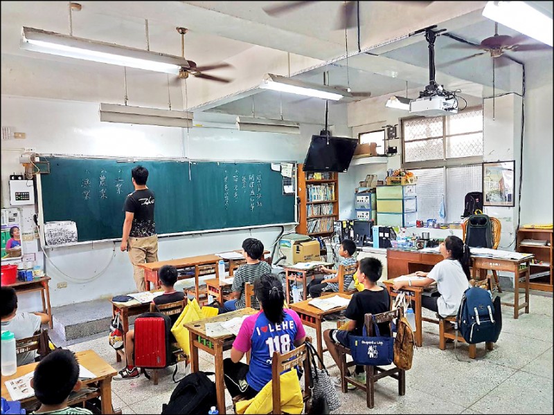 氣象局玉里測站位於花蓮玉里鎮樂合國小校園，昨天下午飆出全台最高溫39.2度，由於學校教室位於山邊，並不通風，四年級的學生在教室忍受高溫上課。（樂合國小提供）