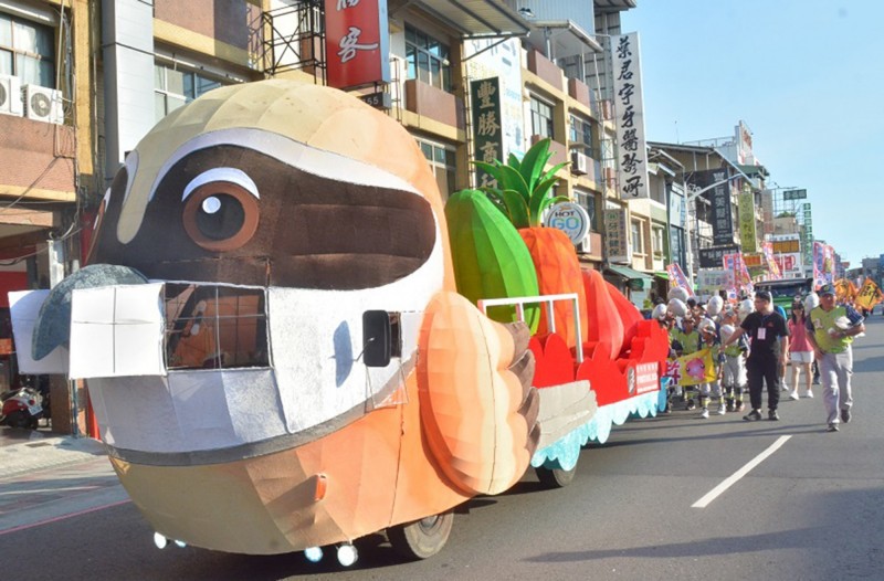 驕仔花車首度上街頭。（屏東縣政府提供）