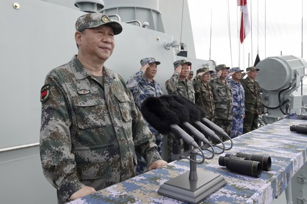 針對台灣與中國日益失衡的軍力，近年來我國發展「不對稱作戰」，國防院學者許智翔指出，透過陸基長程精準導引武器的威力，作為防衛台灣海峽與台灣西部的手段，是國軍可以嘗試的方向。圖為中國國家主席習近平（左）。（美聯社）