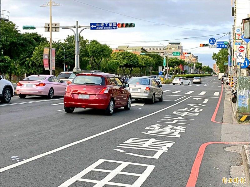 中壢區中華路、自強一路口於2015年設置機車左轉專用道。（記者許倬勛攝）