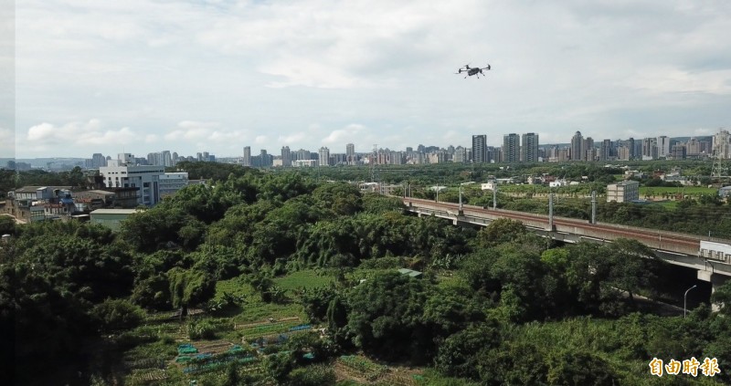 現在是一期稻作收割期，新竹市環保局運用智慧無人機進行空中監視，成抓露天燒稻草的抓空汚利器，也提醒農民不要露天燒稻草，以免被罰。（記者洪美秀攝）