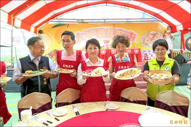 推長億夜市美食 盧秀燕上菜