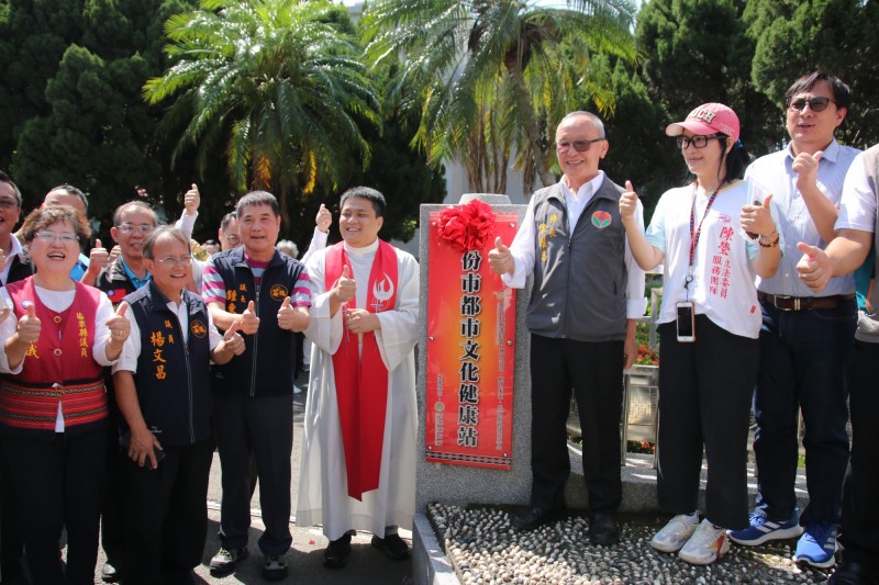 今早縣長徐耀昌、議長鍾東錦、原住民族議員黃月娥、楊文昌及地方民代共同揭牌，歡慶頭份都市文化健康站啟用。（記者鄭名翔攝）