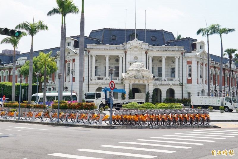 搬家用的吊車停在台中州廳門口。（記者何宗翰攝）