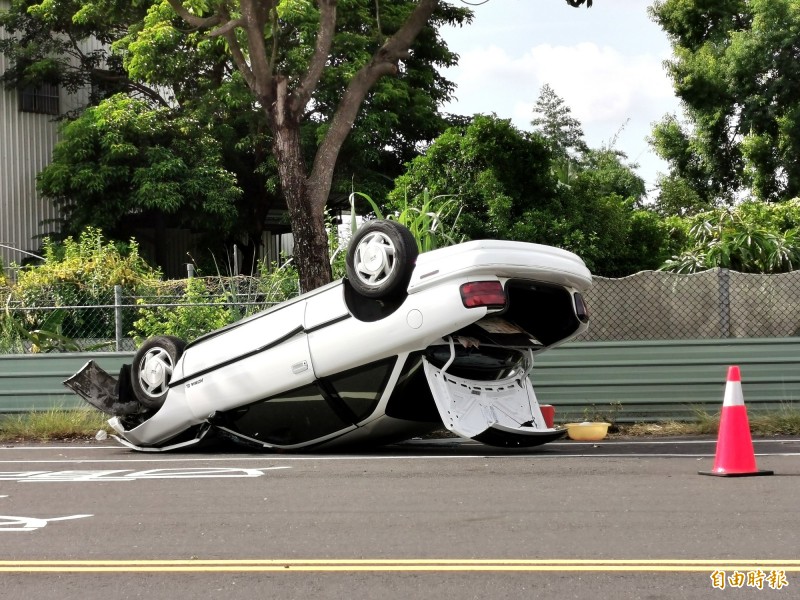 轎車行經歸仁區凱旋路，失控、翻覆。（記者吳俊鋒攝）