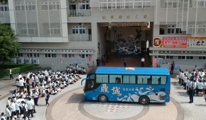 白河警分局前進校園宣導防制大型車內輪差事故，特別出動空拍機，讓學生對相關角度一目瞭然，加深印象。（記者王涵平翻攝）