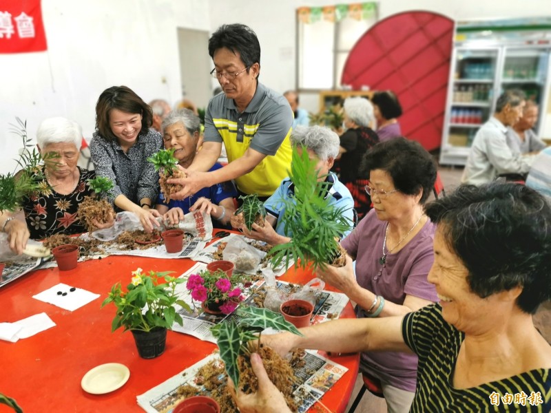 苔球植物手作課程中，長輩們專心學習。（記者吳俊鋒攝）