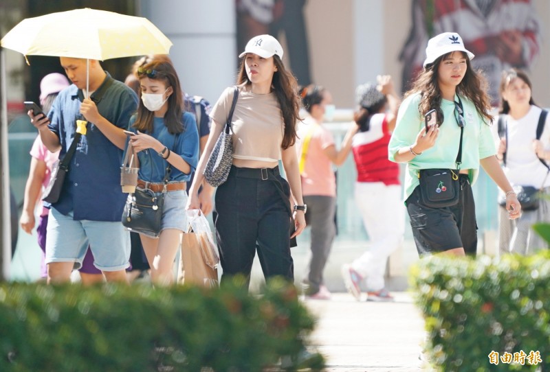 全台連日高溫壟罩，南投今日下午1時測量到全台最高溫的39.5°C；氣象局下午再對全台7縣市發布高溫資訊「橙色燈號」，提醒民眾特別注意。（資料照）