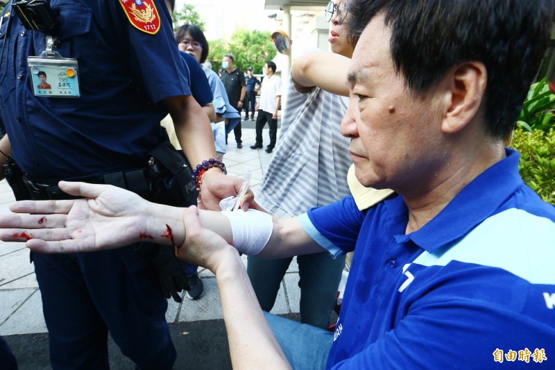 國民黨立委費鴻泰手腕割傷濺血。（記者廖振輝攝）