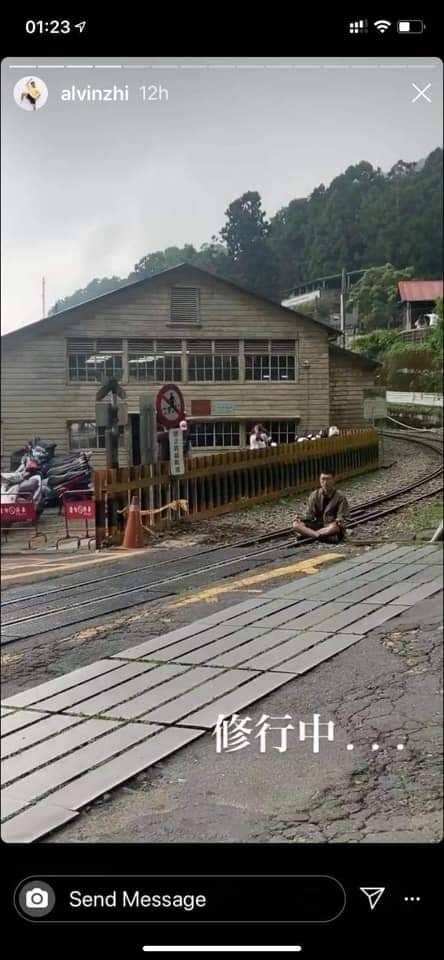 阿里山林業鐵路奮起湖段有人盤腿坐在鐵軌上。（擷取自臉書社團「行車紀錄器影片上傳中心」）