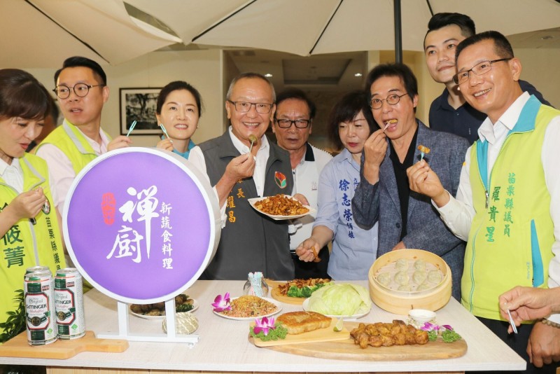 活動記者會中邀集4組返鄉創業的青年店家設攤及展示好好食飯餐桌意象，徐耀昌、鍾孔炤等人巡禮展攤，並入桌品嚐。（圖由縣府提供）