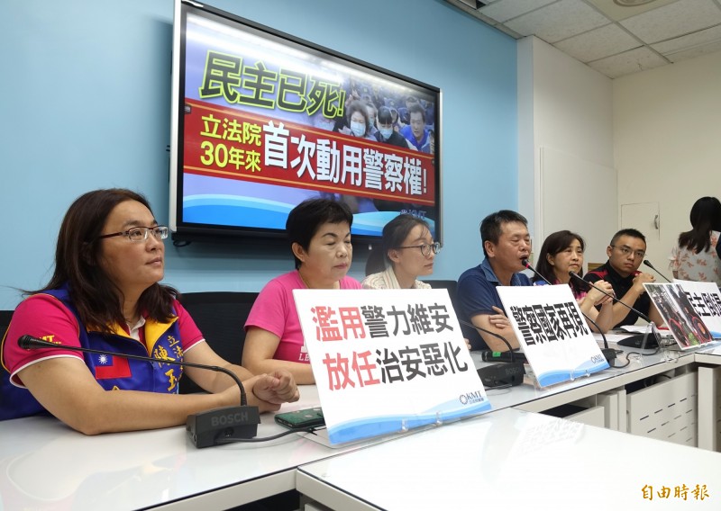 國民黨立法院黨團認為，昨日在立法院抗爭遭受警力阻擋，是「警察國家再現」。（記者王藝菘攝）