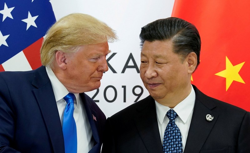美國近日對中政策似乎越來越強硬，甚至超乎中方的想像，中國內部已經檢討聲浪，認為北京誤判了華盛頓。圖為美國總統川普（左）與中國國家主席習近平（右）2019年在G20峰會上碰面。（路透資料照）