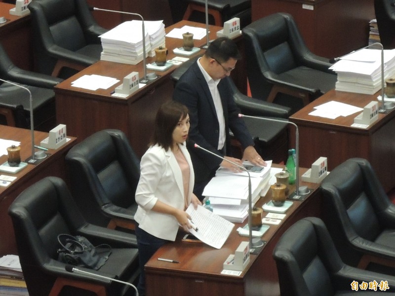 民進黨高市議員李雅慧針對藍立委肚頂女立委的議題提出批判，並詢問高市代理市長楊明州看法。（記者王榮祥攝）