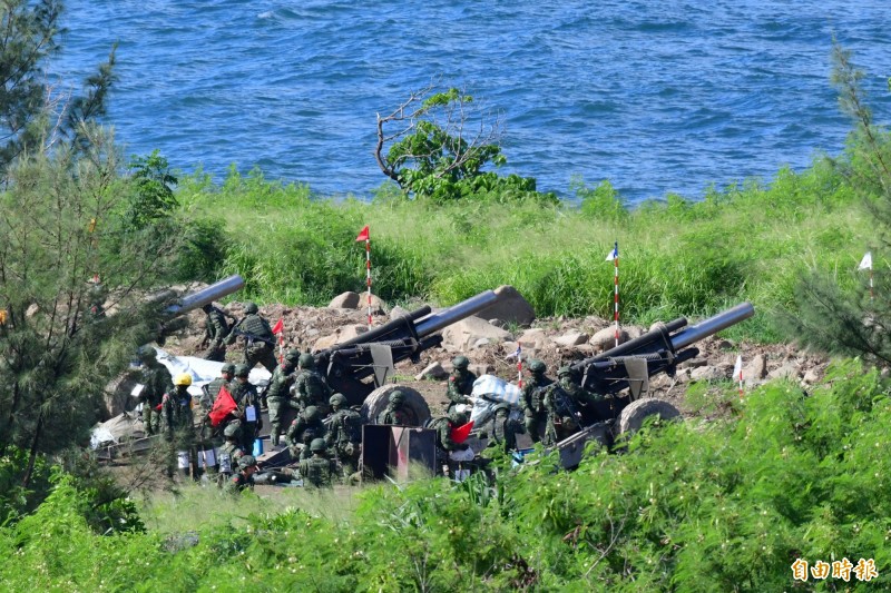 「天雷操演」64門重砲震撼枋山海域。（記者蔡宗憲攝）