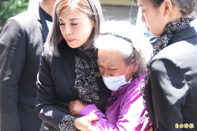 直升機失事》軍禮迎靈2殉職飛官   高嘉隆阿嬤哭斷腸：我的孫啊！