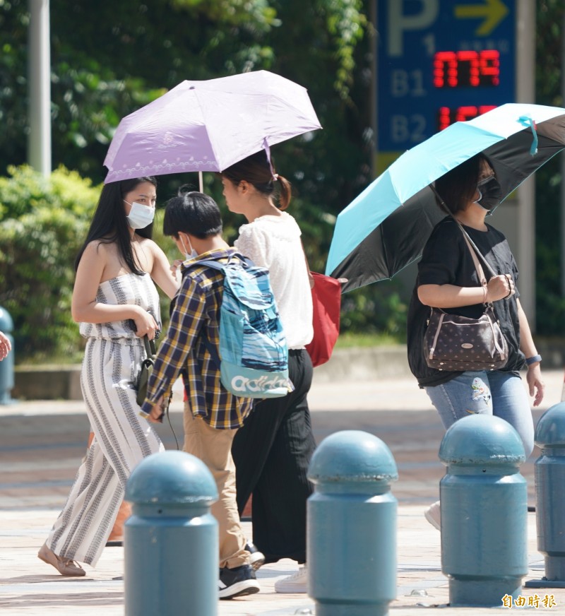 今日各地晴朗炎熱，民眾外出應注意防曬、防中暑。（資料照）