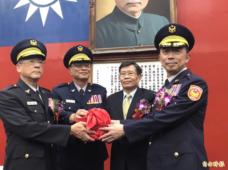 高市警察局長交接，新任局長劉柏良（右一）上任，代理市長楊明州（右二）期許再創友善的宜居城市。（記者黃良傑攝）