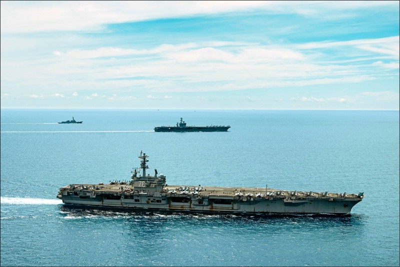 美國海軍十七日聲明證實，核動力航空母艦「雷根號」（前）與「尼米茲號」（後）已重回南海部署。（美聯社檔案照）