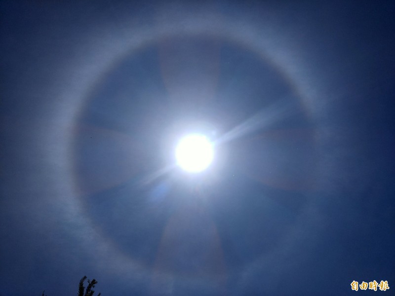 今天晴朗炎熱，高空無雲，南投縣埔里、仁愛地區出現日暈景觀。（記者佟振國攝）