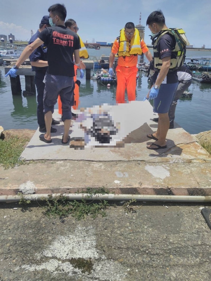 梧棲漁港驚見女浮屍。（記者張軒哲翻攝）