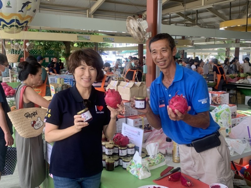 台東縣長饒慶鈴（左）今偕農民到台北希望廣場促銷農產。（記者黃明堂翻攝）