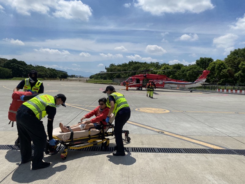 空勤總隊出動直升機將郭女載回清泉崗機場，由救護車送醫。（記者歐素翻攝）