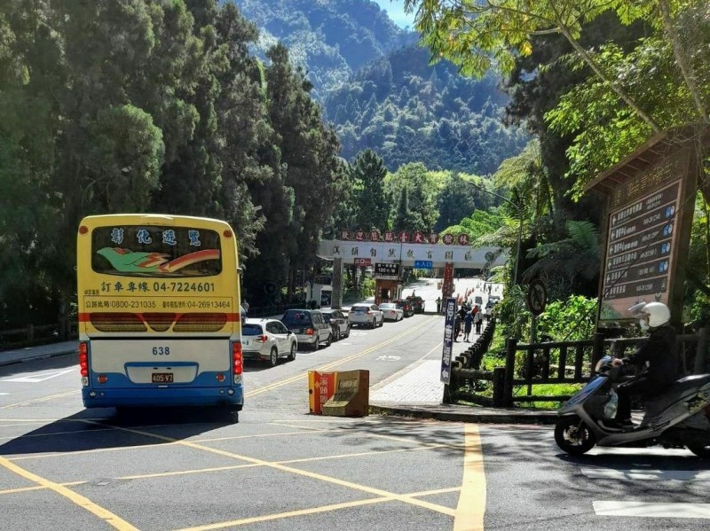 南投避暑勝地溪頭自然教育園區，在暑假首個星期日，吸引大量遊客入園，車龍綿延四公里，停車場還未九點就客滿。（記者劉濱銓翻攝）