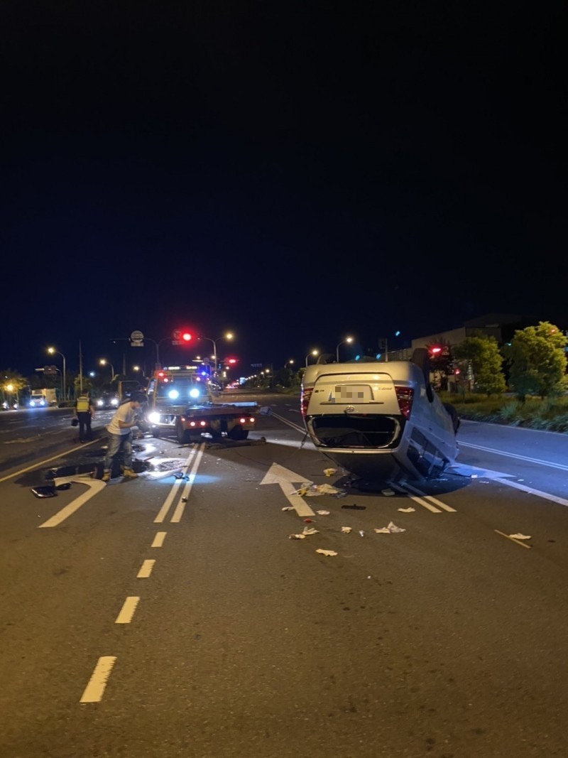 黃男駕車行經南屯區環中路5段，疑因車速過快失控，左前車頭撞上中央分隔島路燈，不但將路燈撞斷，車子還整輛翻車。（記者何宗翰翻攝）（記者何宗翰攝）