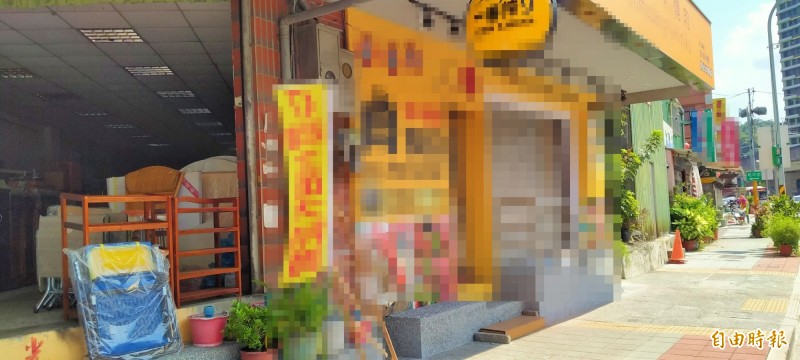 李男追出店外毆打犯嫌反被刺傷。（記者吳昇儒攝）