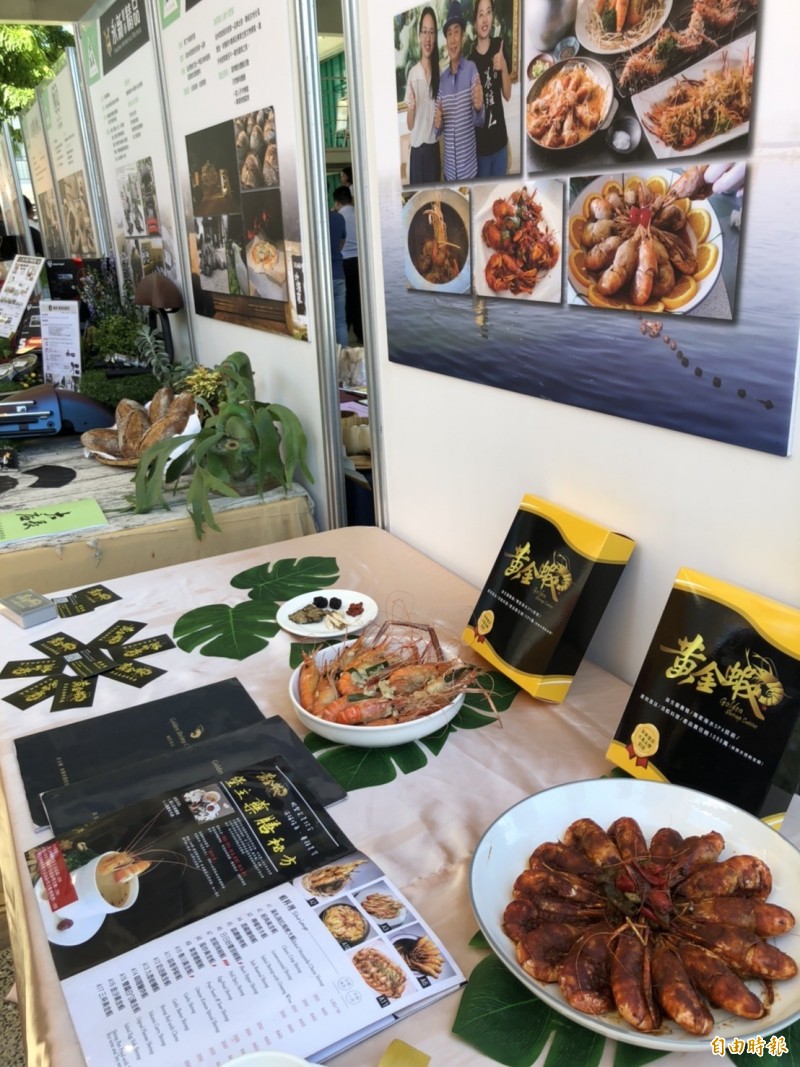 新一期大店長課程今天結訓,成果展示琳瑯滿目。(記者羅欣貞攝) 新一期大店長課程今天結訓,成果展示琳瑯滿目。(記者羅欣貞攝)