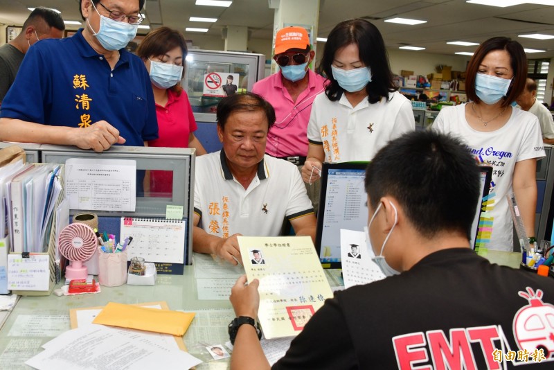 恆春鎮長補選登記首日，前議員張榮志搶頭香。（記者蔡宗憲攝）