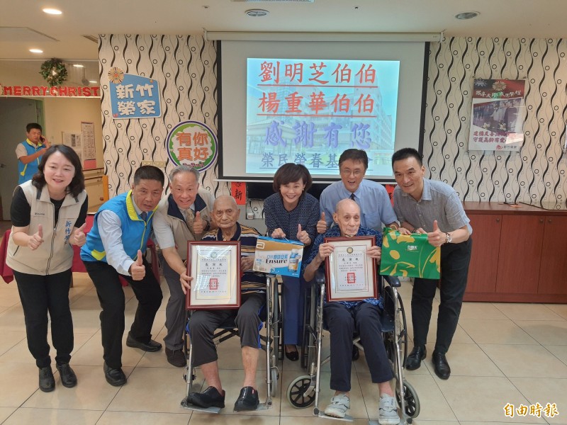 新竹榮民之家兩名90歲以上的老榮民劉明芝（右坐輪椅者）和楊重華（左坐輪椅者）兩人共慨捐1000萬元以上的身後遺產，將做為榮民榮眷遺孤照顧之用和緊急醫療之用。（記者洪美秀攝）