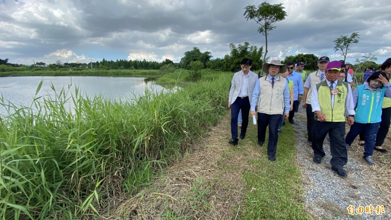 六甲區公所在興建第2期菁埔埤環埤步道時，一併修復菁埔埤抽水站的建築和整理周邊環境。（記者楊金城攝）