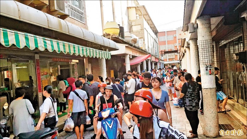 澎湖文康早餐街被觀光客攻陷，澎湖民眾被迫退去購買行列。（記者劉禹慶攝）