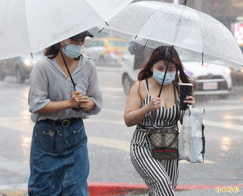 中央氣象局在今（20）日下午4點25分針對19縣市發布豪、大雨特報，另外也發布北北桃發布大雷雨即時訊息，持續時間至5點整，提醒民眾外出要記得攜帶雨具。（資料照）