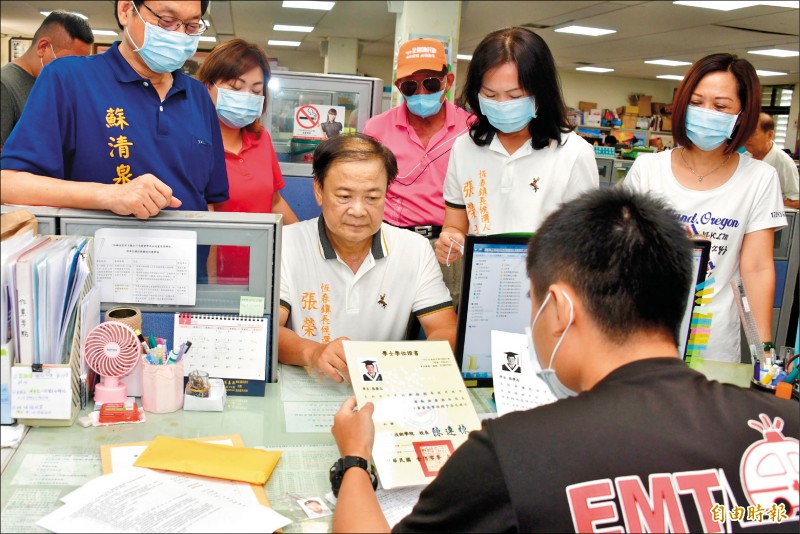 恆春鎮長補選登記首日，前屏東縣議員張榮志（圖中坐者）搶頭香。（記者蔡宗憲攝）