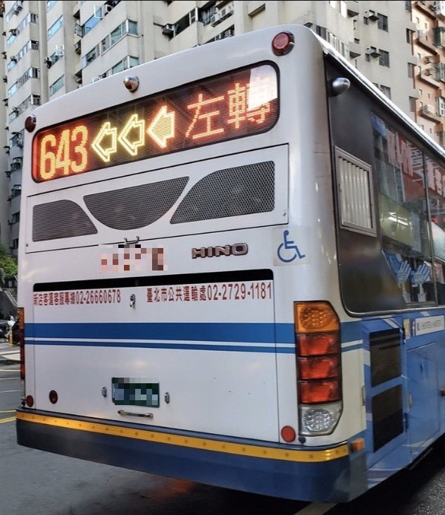 乘客拍下夾手的公車。（照片摘自臉書社團「我們是新店人!! 好山好水，就是愛新店」）