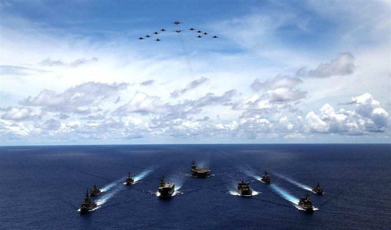 日美澳3國19日起在南海進行聯合軍演，日本海上自衛隊護衛艦「照月」（右2）與美國核動力航母「雷根」（中）共9艘艦艇參加。（取自產經新聞）