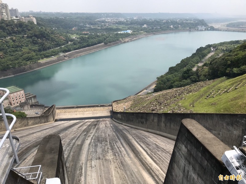 石門水庫為土石壩，是一層一層土石夯實堆疊蓋起來。（記者李容萍攝）