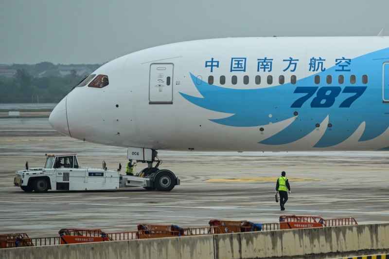 中國當局要求搭乘航班入境中國的旅客，一律憑登機前5日內完成的核酸檢測陰性證明登機。（法新社）