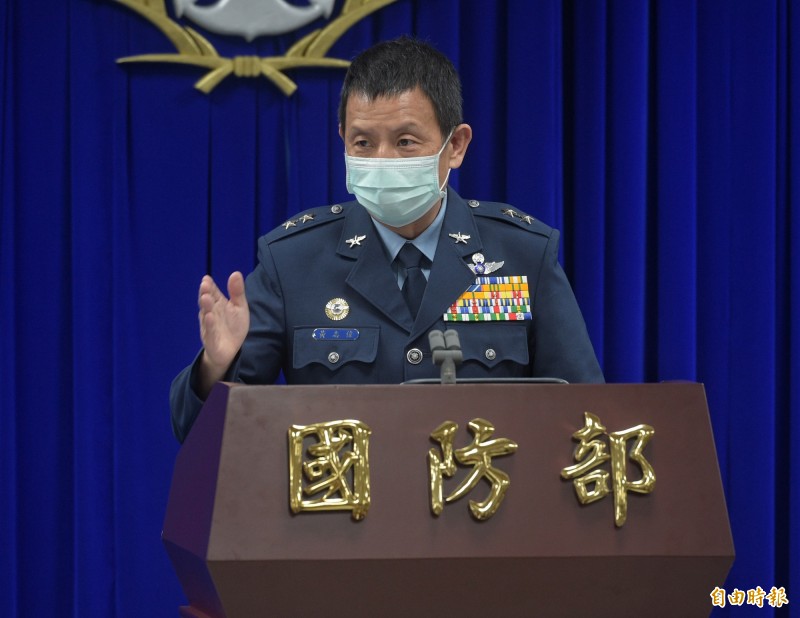 空軍司令部參謀長黃志偉中將21日說明愛國者三型飛彈作業維護案。（記者張嘉明攝）