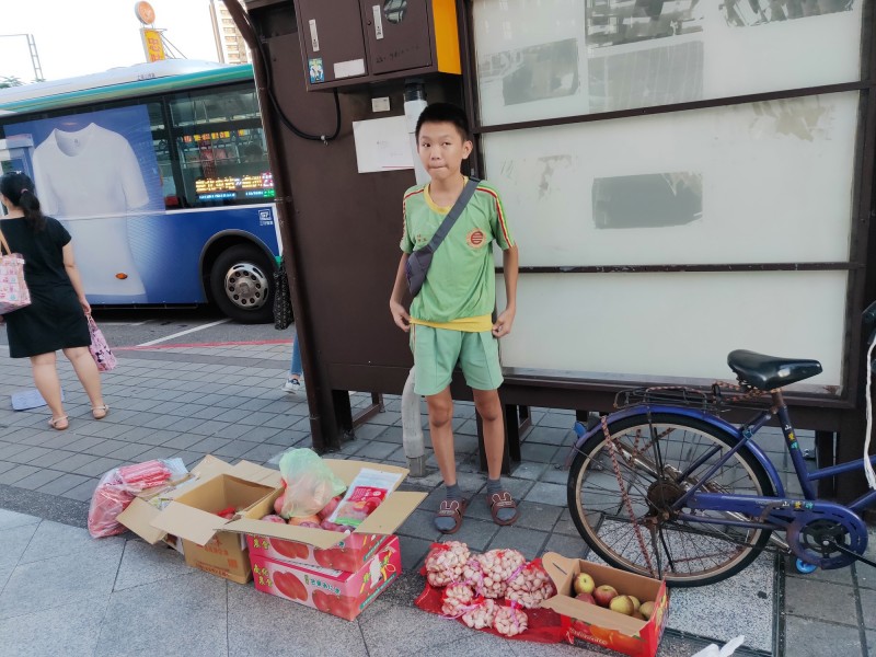 柯權祐主動利用課餘時間協助擺攤維持生計。 （新北市政府教育局提供）