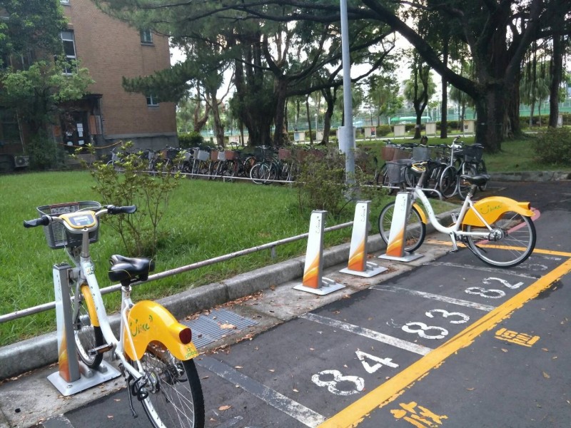 一代白色YouBike 2.0停車柱目前台北市僅有台大校園可以停靠。（新北市消保官提供）