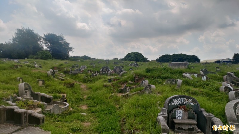 文史團體指凡事總有先來後到，南山公墓400年來就在那裡，後到的人要求原本就存在的公墓遷離有點說不過去。（記者蔡文居攝）