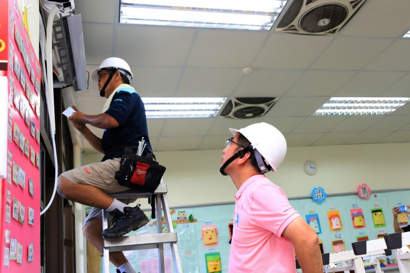 宜蘭市公所編列約5000萬元預算，為市內13所國中小學、366個班級裝冷氣，預計最慢9月底前就能全數安裝完成。（宜蘭市公所提供）