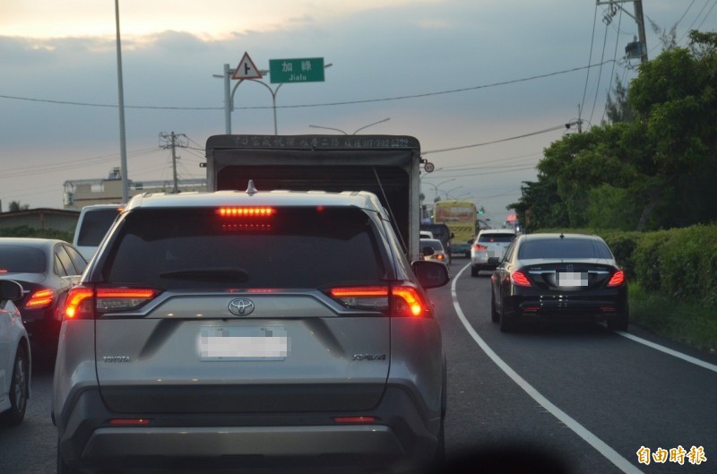 屏鵝公路車多，常見不耐久候的駕駛人違規行駛路肩。（記者李立法攝）