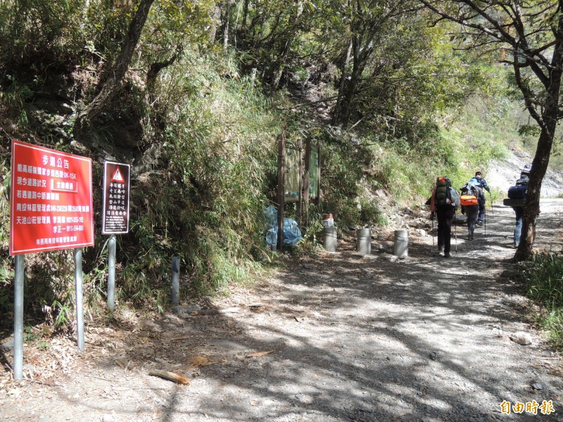 能安縱走3名山友遭蜂螫傷，其中1人昏迷，南投縣消防防救難人員下午從屯原登山口徒步上山救援。圖為屯原登山口示意圖，人物與新聞事件無關。（資料照）