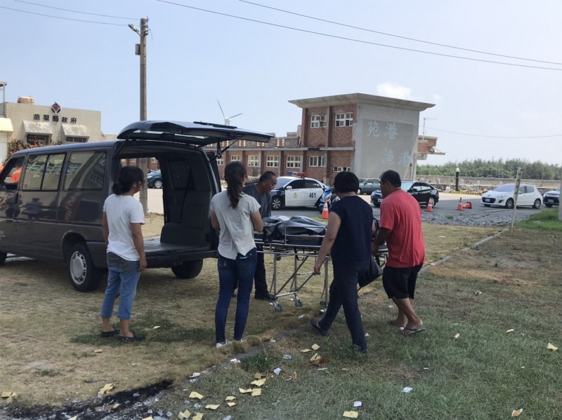 疑未注意漲潮7旬翁通霄漁港 摸蛤蜊 落海身亡 社會 自由時報電子報