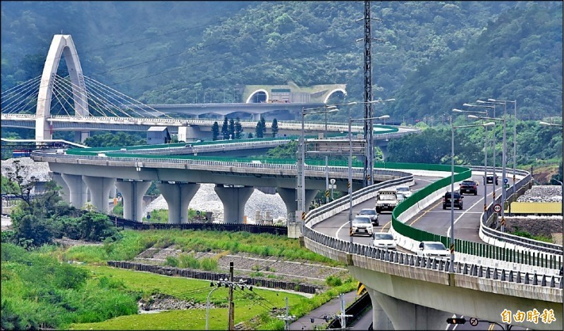 蘇花改全線通車後，民眾自行開車往返花蓮流量大增。（資料照）